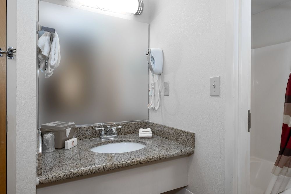 Red Roof Inn Clifton Park Deluxe Room, 2 Double Beds (Smoke Free) 10