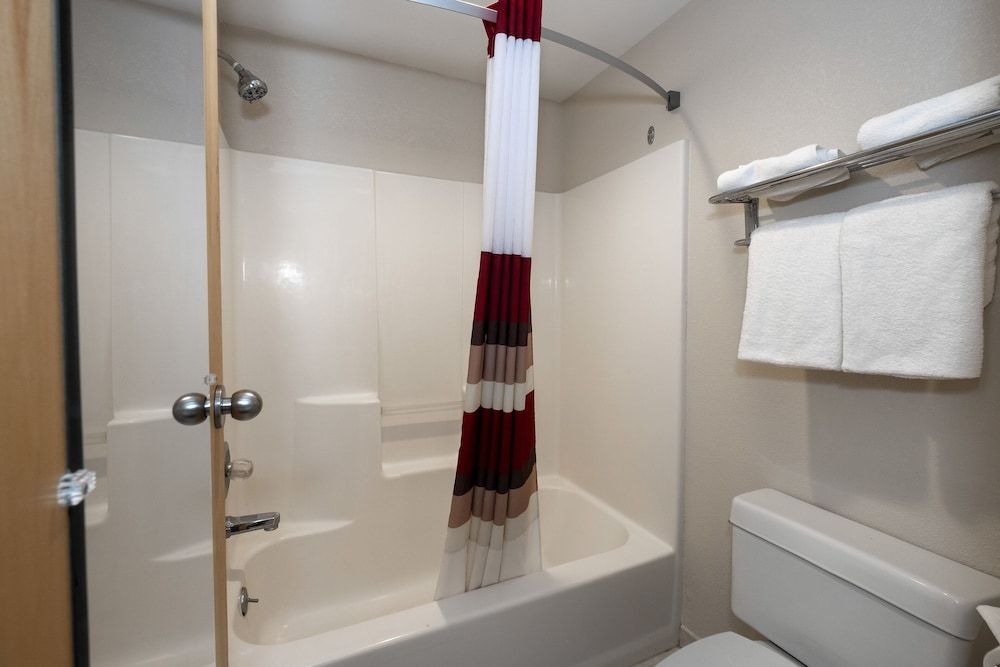 Red Roof Inn Clifton Park Deluxe Room, 2 Double Beds (Smoke Free) 7