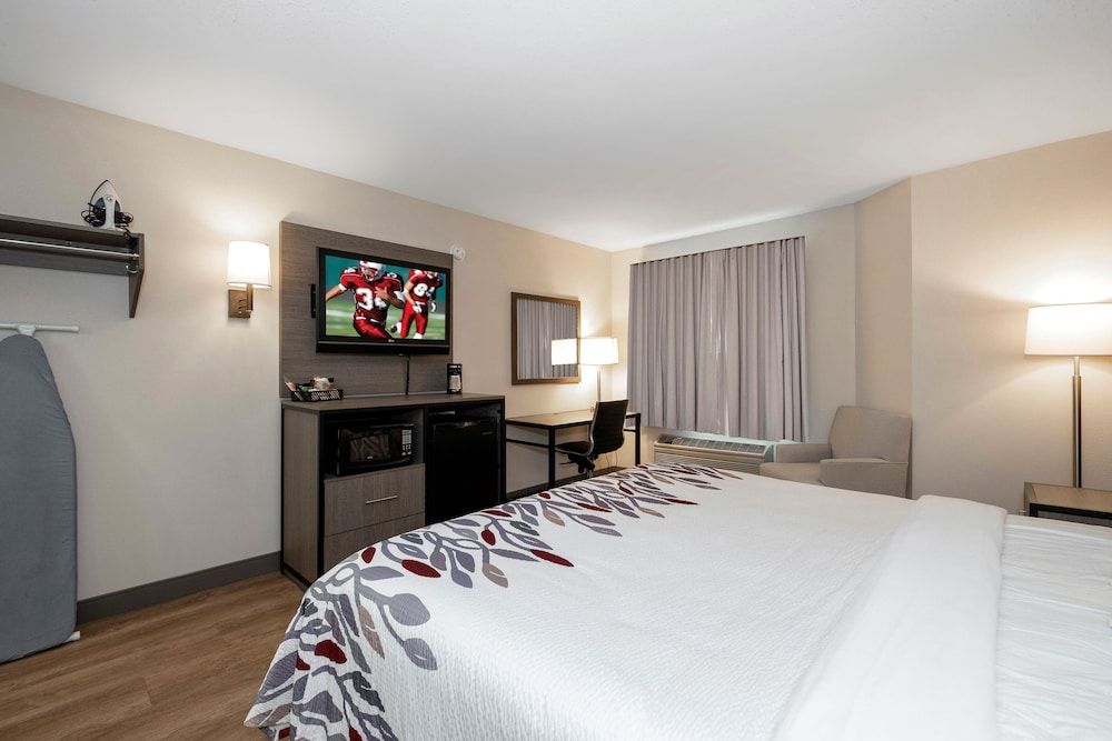 Red Roof Inn Clifton Park Superior Room, 1 King Bed (Smoke Free) 2