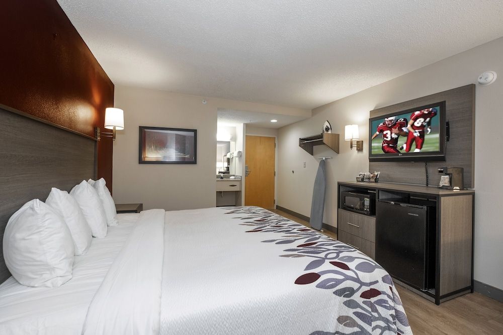 Red Roof Inn Clifton Park Superior Room, 1 King Bed (Smoke Free) 3