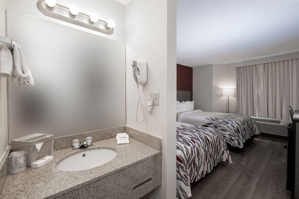 Red Roof Inn Clifton Park Deluxe Room, 2 Double Beds (Smoke Free) 5