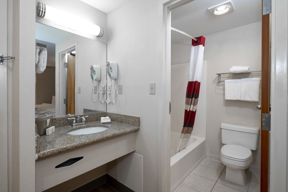 Red Roof Inn Clifton Park Deluxe Room, 2 Double Beds (Smoke Free) 9