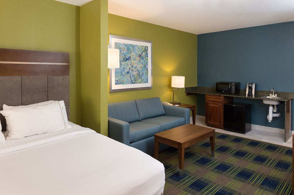 Suite, 1 King Bed, Accessible (Roll-In Shower)