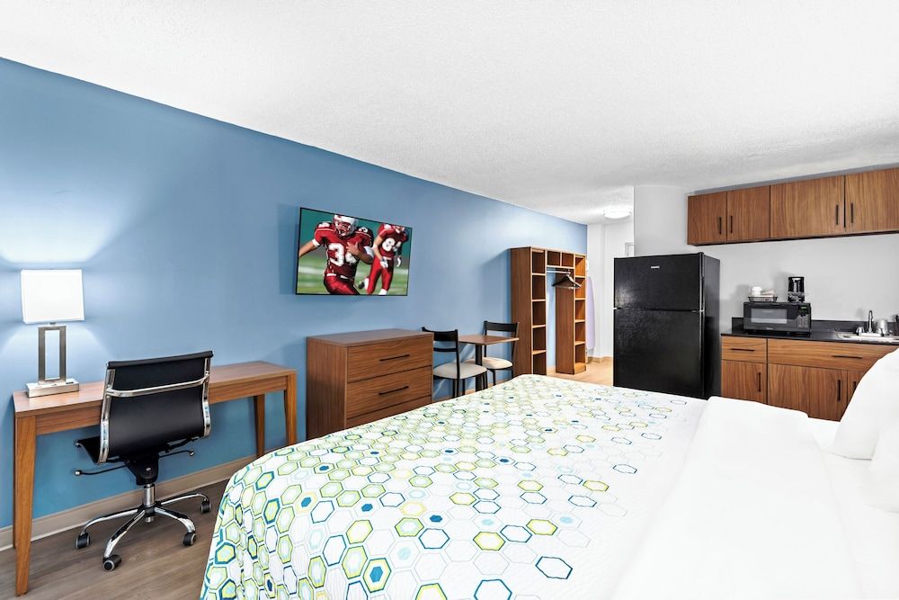 HomeTowne Studios by Red Roof & Conference Center Cortland Suite, 1 King Bed, Non Smoking 2