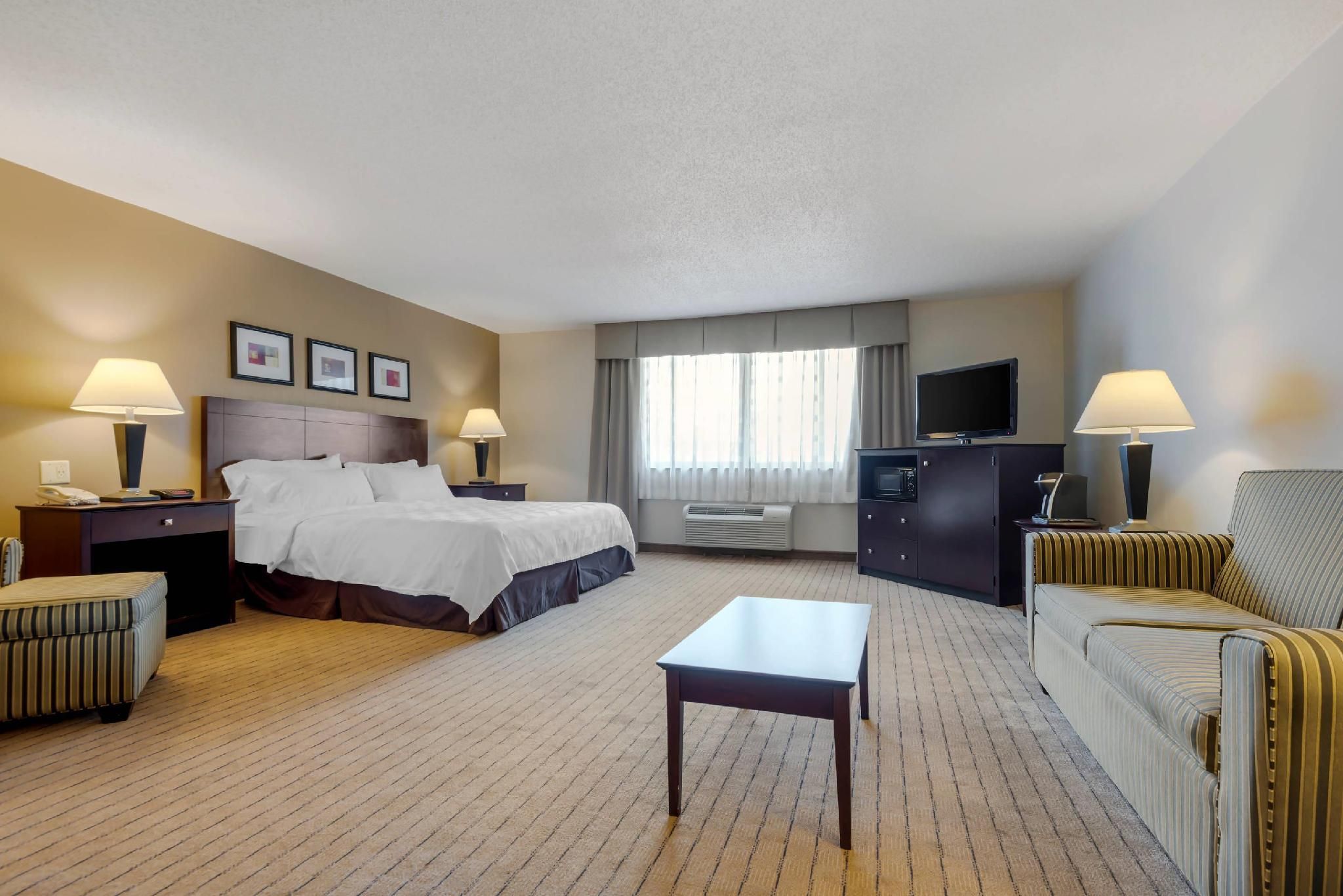 1 King Bed, Suite, Nonsmoking, Upgrade