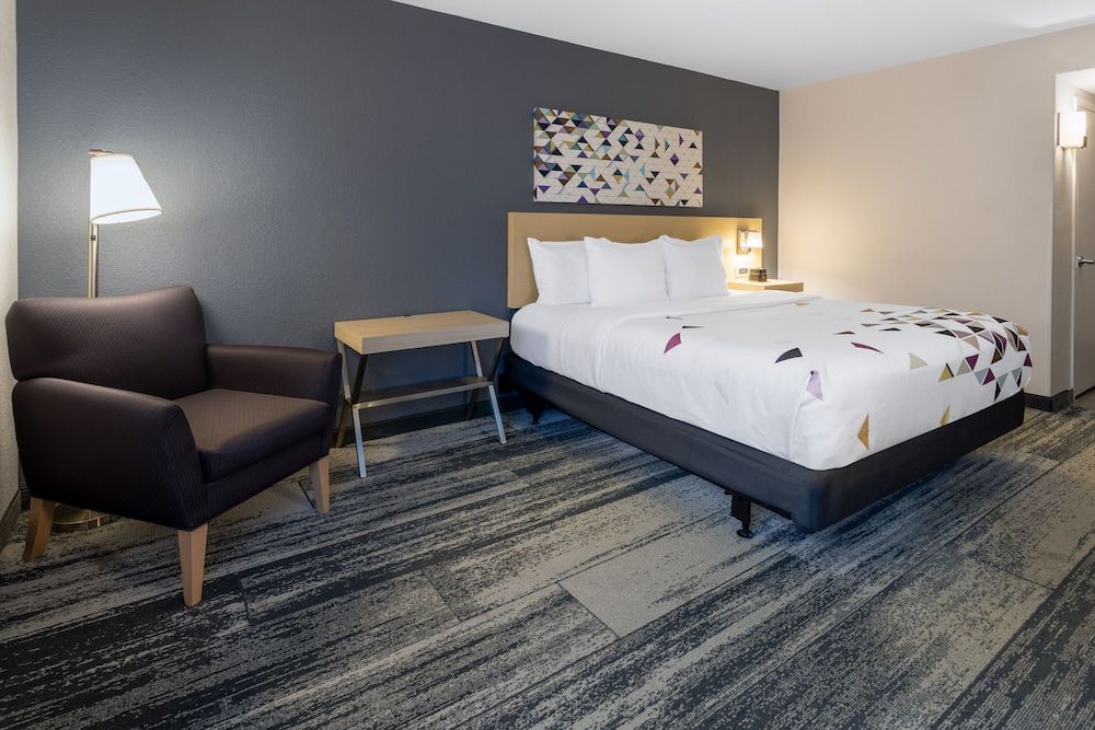Room, 1 King Bed, Accessible, Non Smoking (Mobility/Hearing, Bathtub w/Grab Bars)