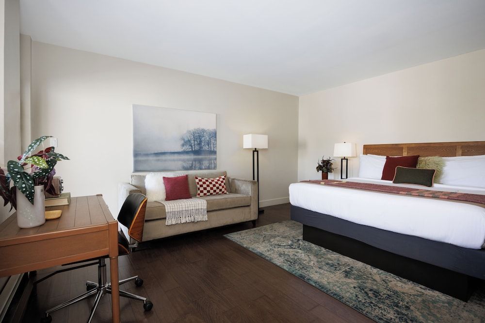 The Andrew Hotel Suite