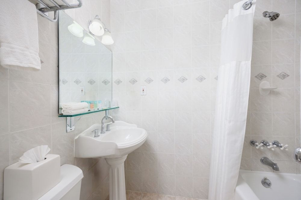 The Andrew Hotel Suite 4