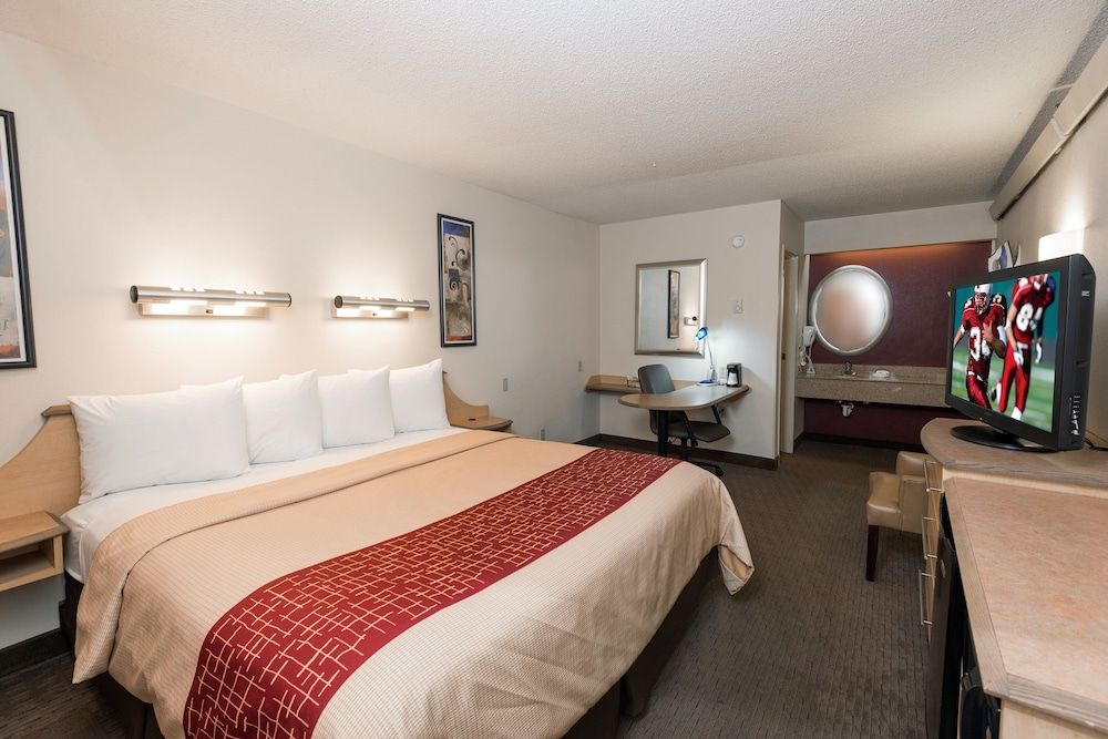 Red Roof Inn Buffalo – Hamburg/ I-90 Superior Room, 1 King Bed (Smoke Free) 3