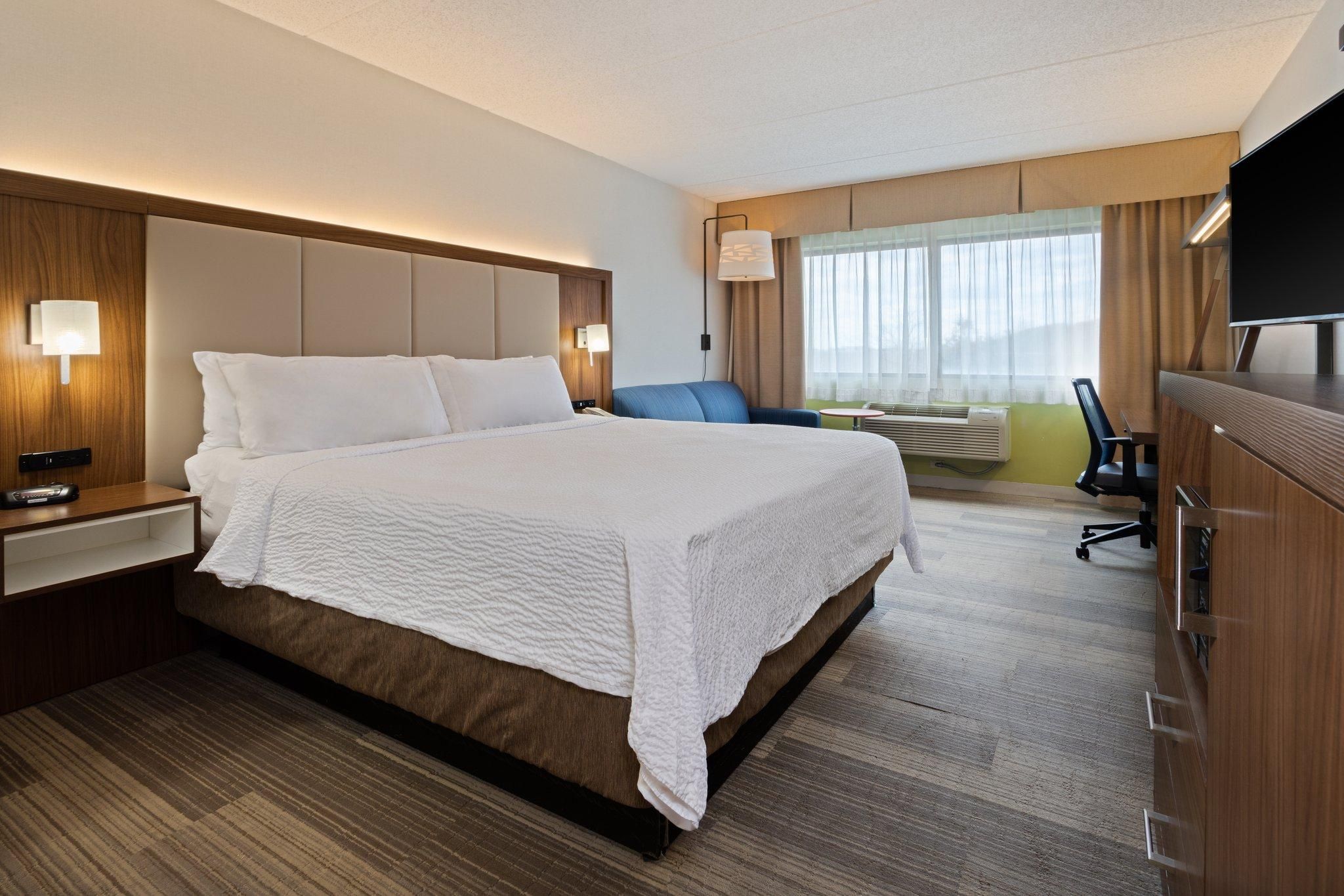 1 King Bed Non-Smoking