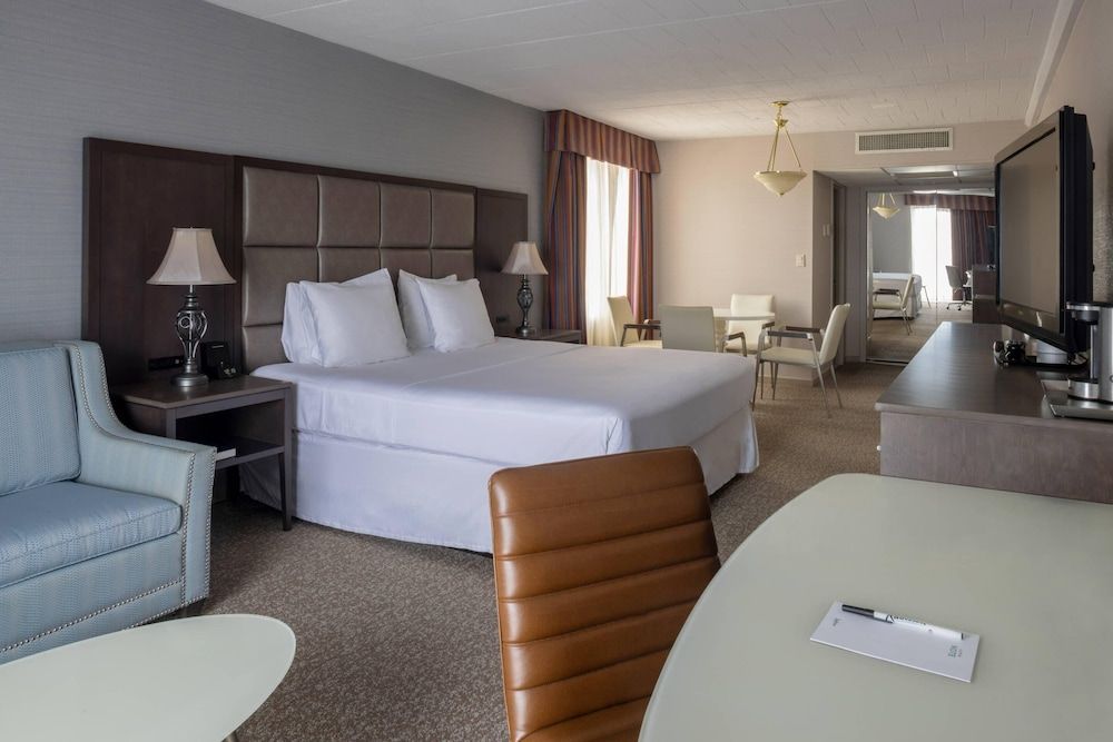 Suite, 1 King Bed, Accessible, Non Smoking