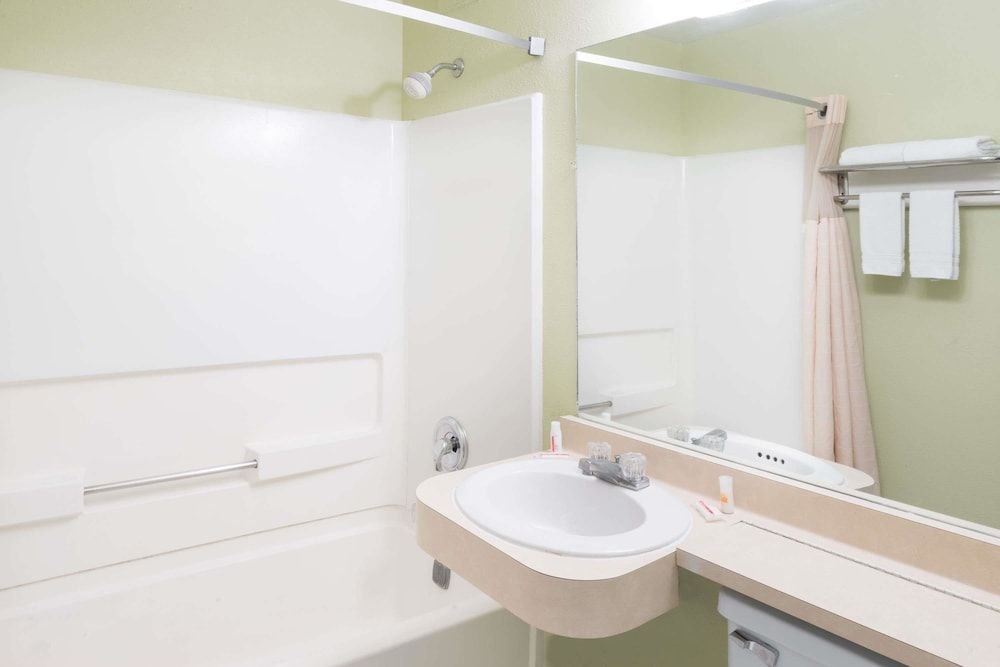 Room, 1 Queen Bed, Accessible, Non Smoking (Tub with Grab Bars)