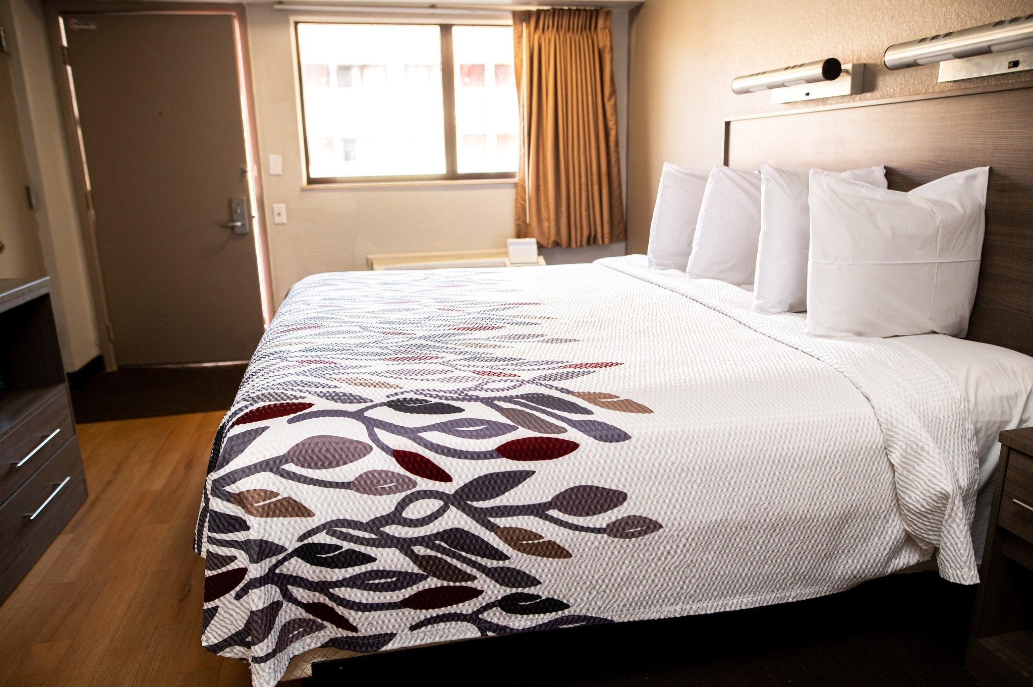 Deluxe King Smoke Free