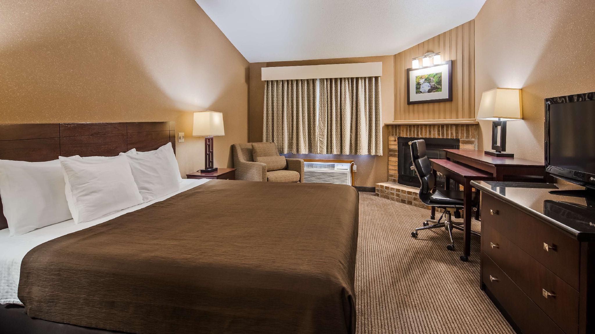 1 King Bed, Nonsmoking, Fireplace