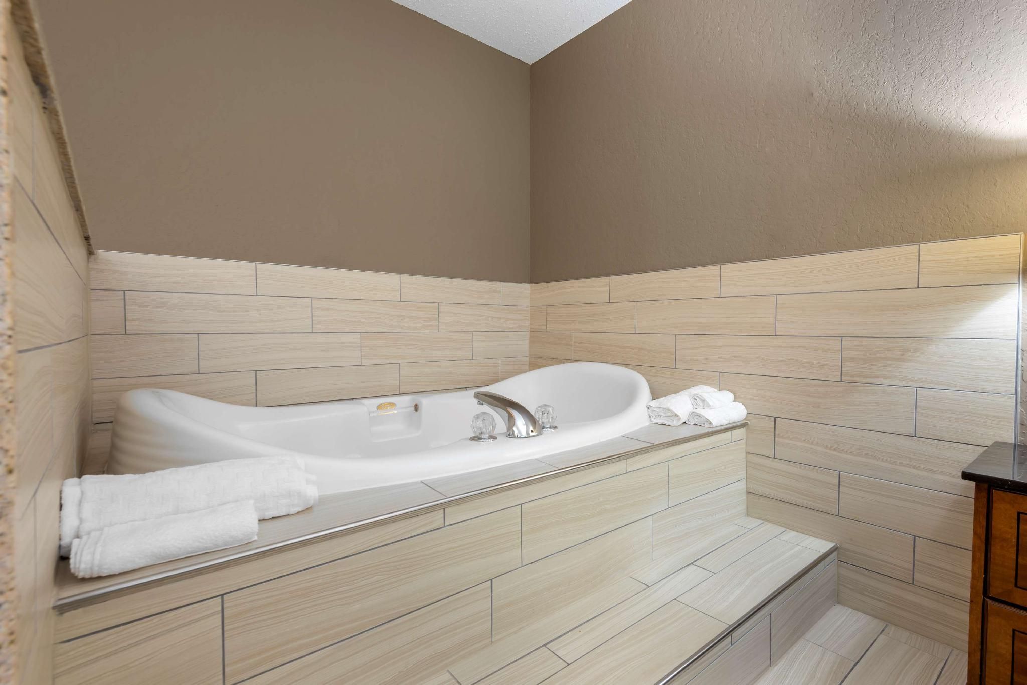 Best Western University Inn 1 King Bed, Nonsmoking, Whirlpool, Fireplace 3