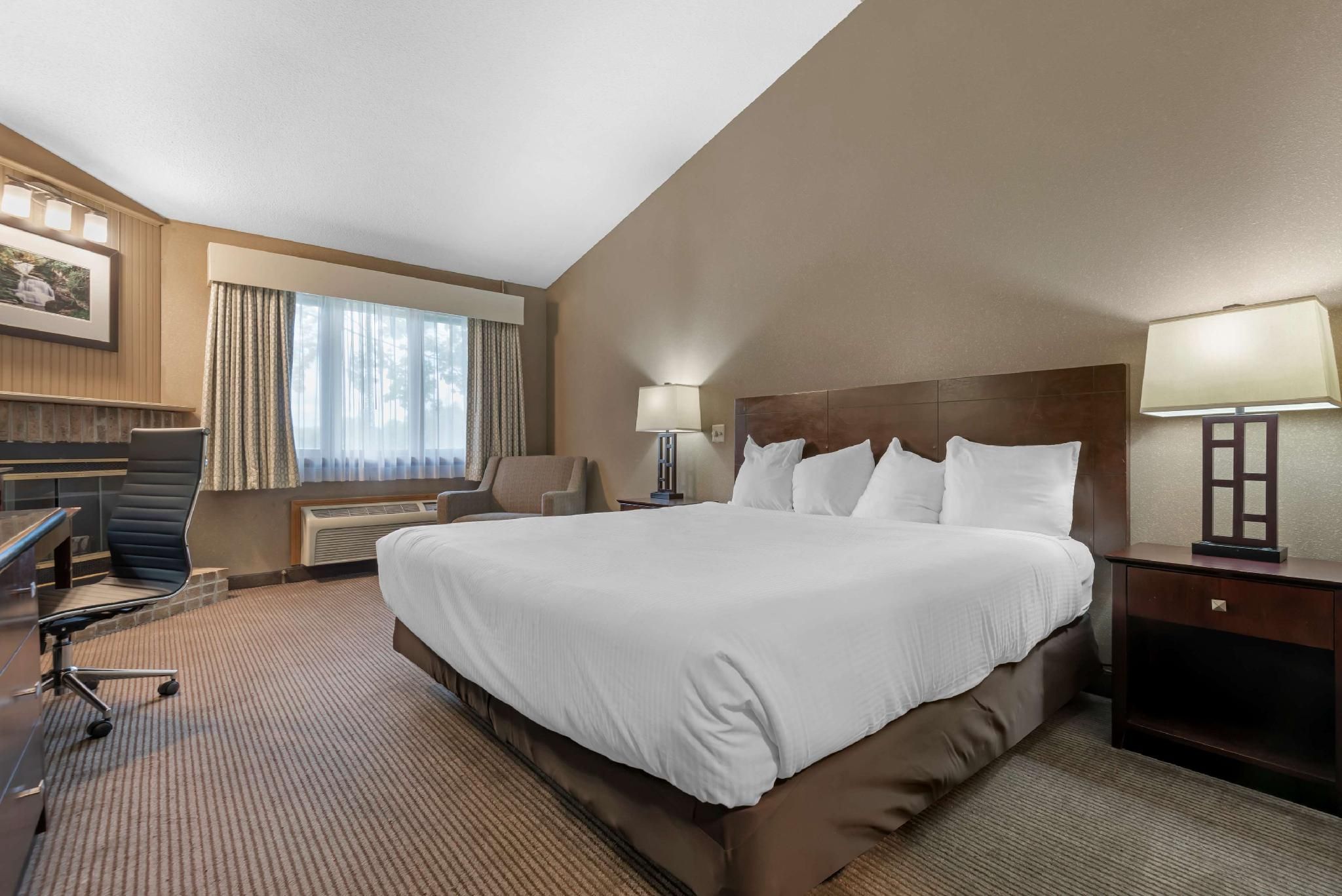 Best Western University Inn 1 King Bed, Nonsmoking, Whirlpool, Fireplace