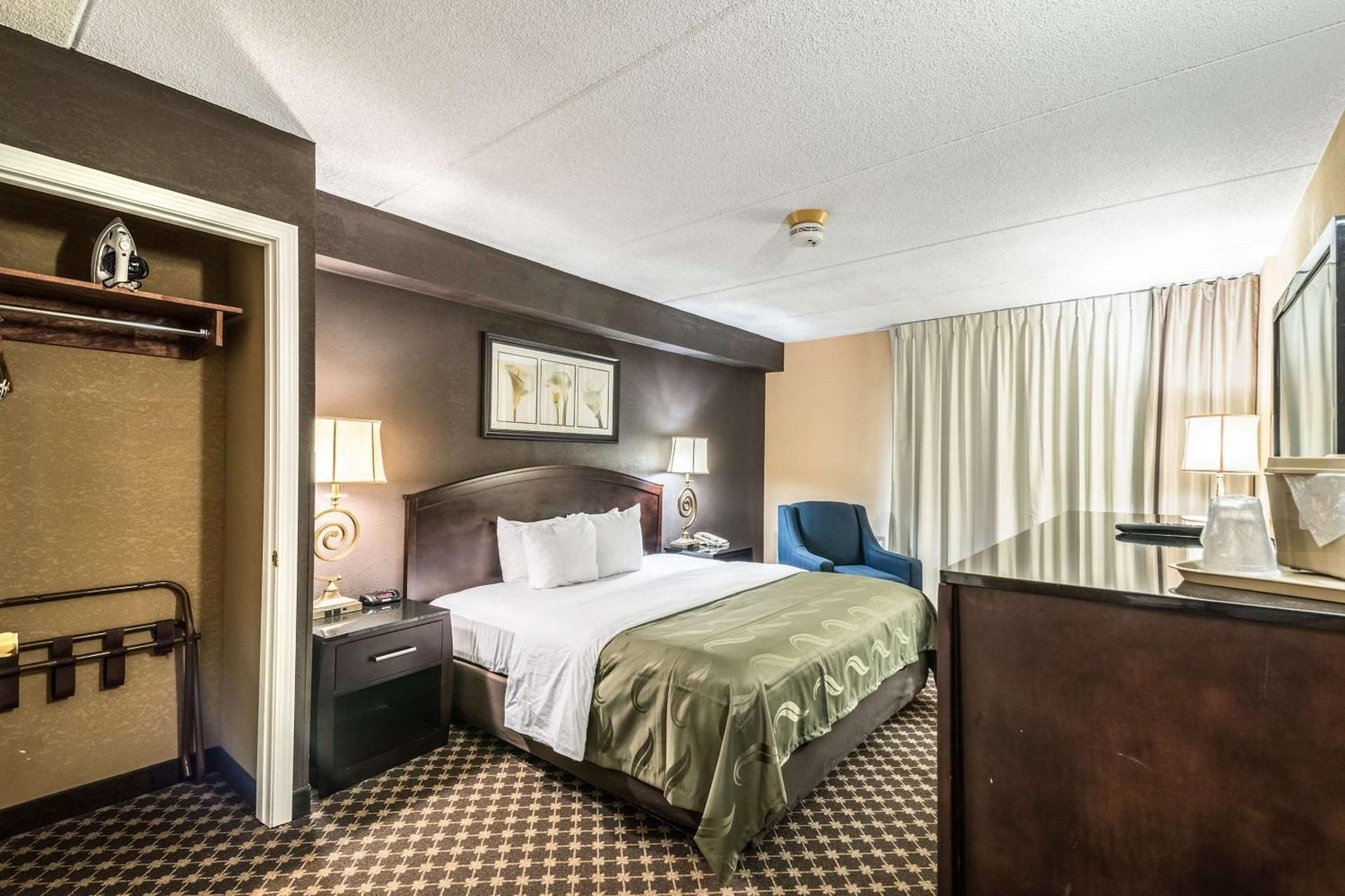 1 King Bed, Nonsmoking