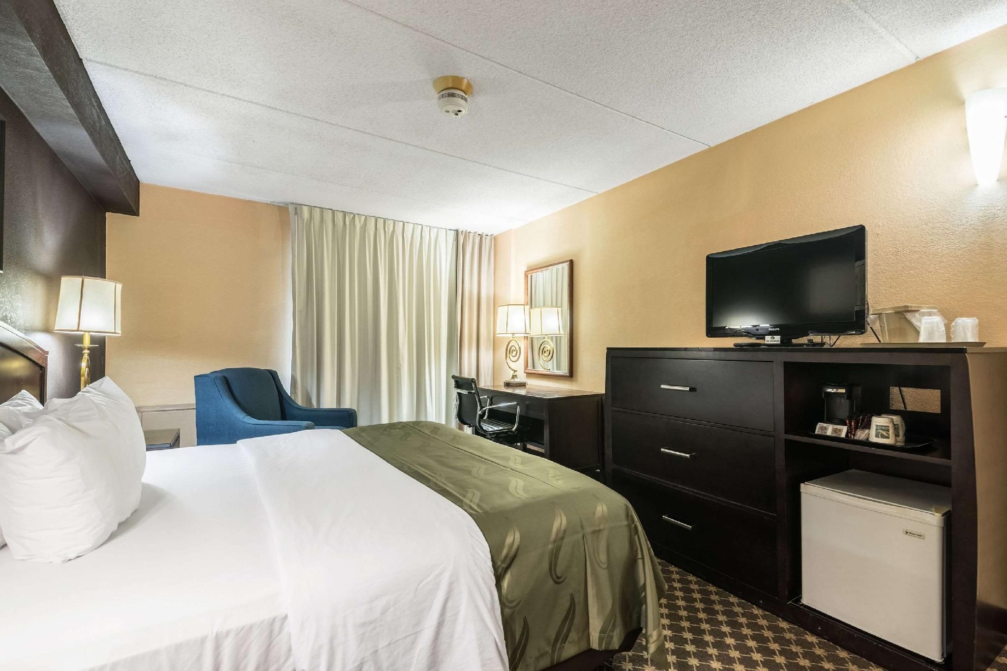 1 King Bed, Nonsmoking, Accessible