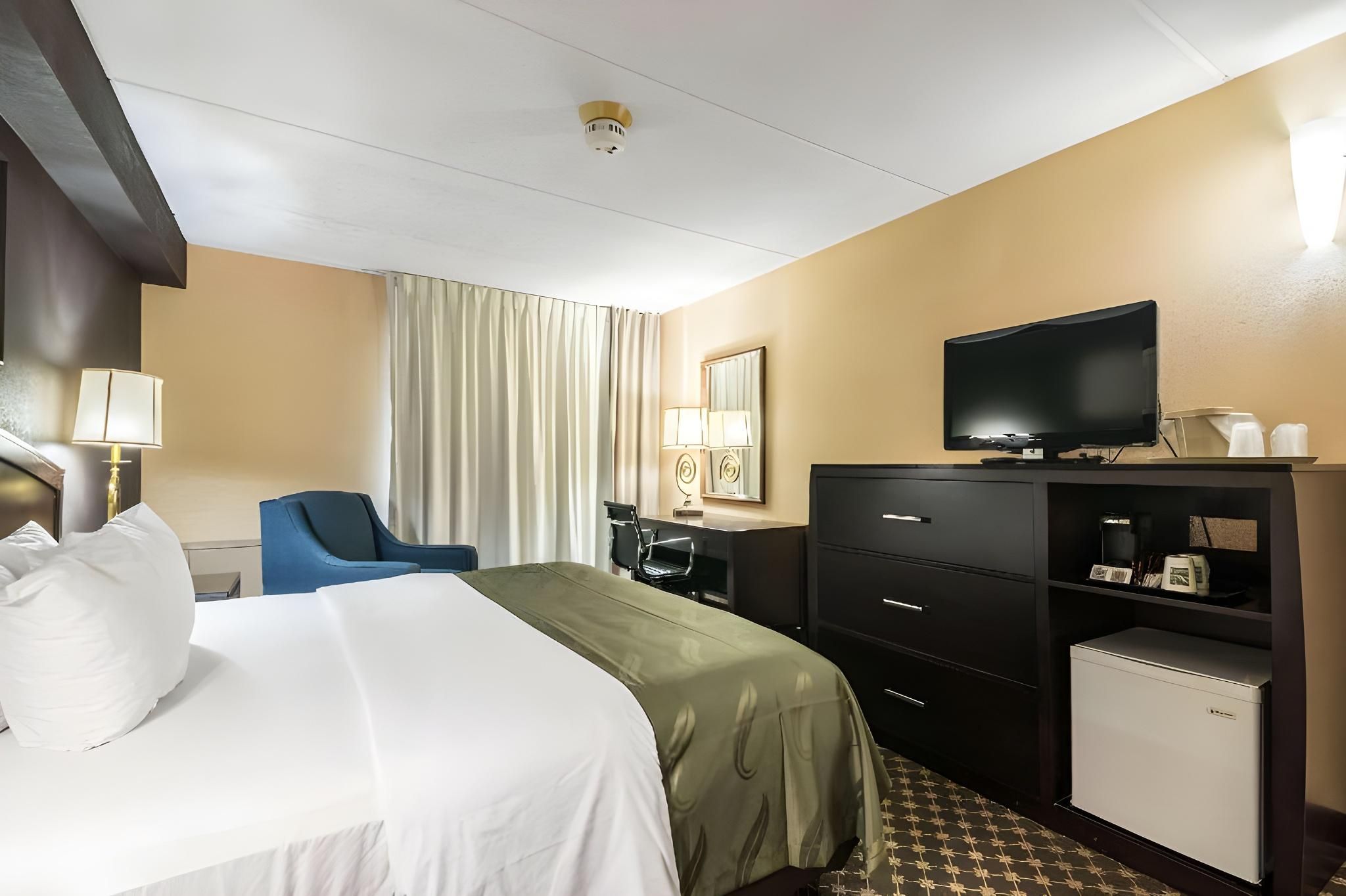 1 King Bed, Nonsmoking