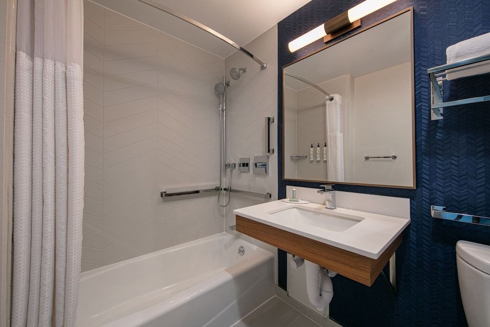 Room, 1 King Bed (Mobility Accessible, Tub)