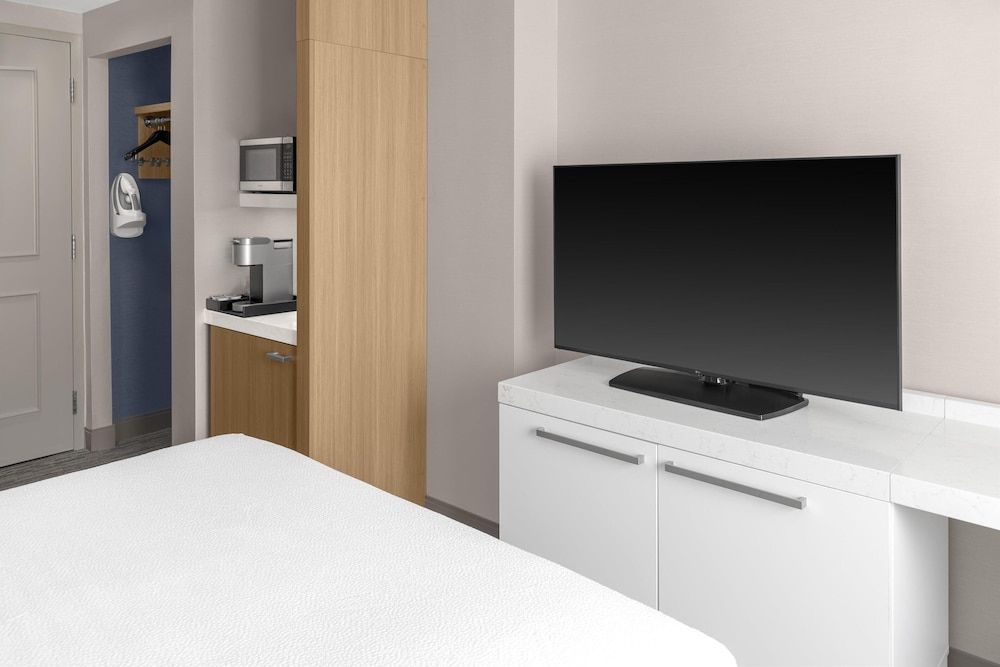 Hilton Garden Inn Queens/JFK Airport Standard Room 19