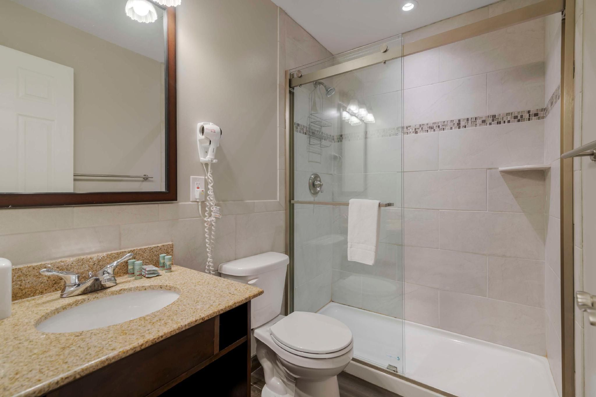 1 King 1 Double, Nonsmoking, Two Bedrooms, Two Bathrooms, Poolside