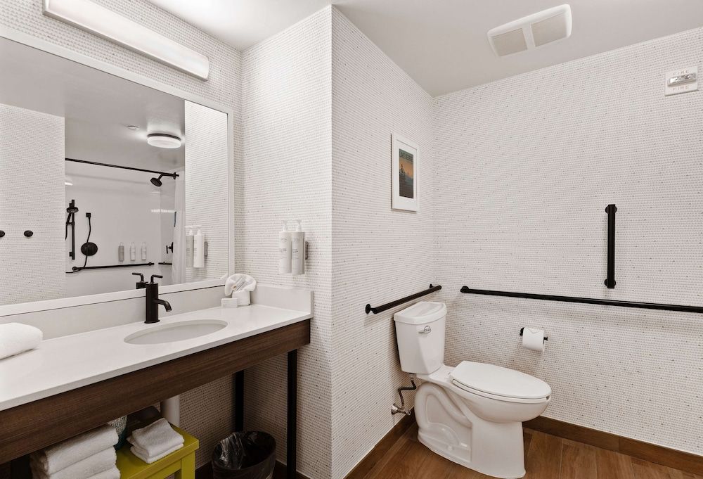 Suite, 1 King Bed, Accessible, Bathtub (Mobility, Hearing, Nonsmoking)
