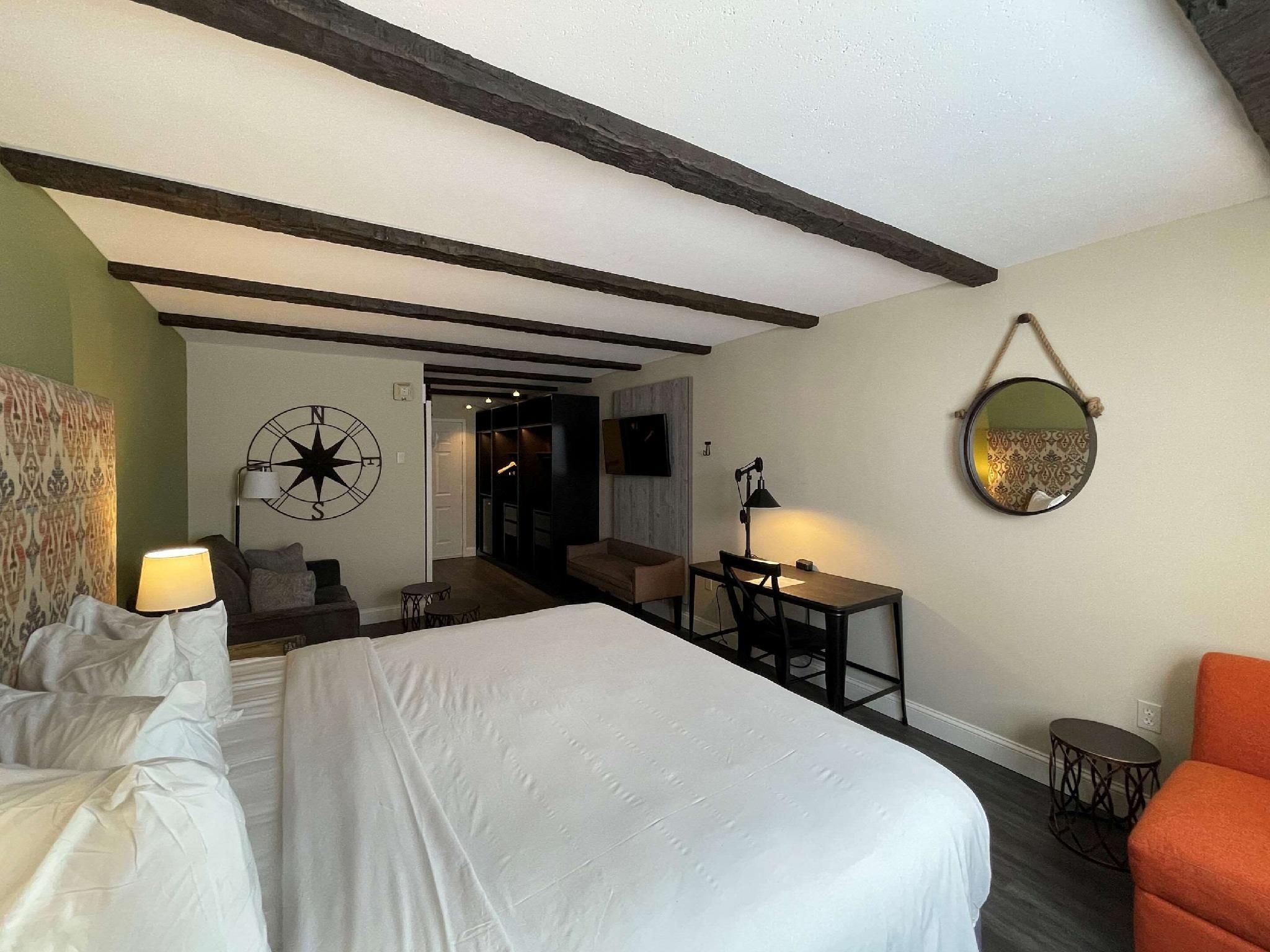 1 King Bed, Business Room, Nonsmoking, Upgrade