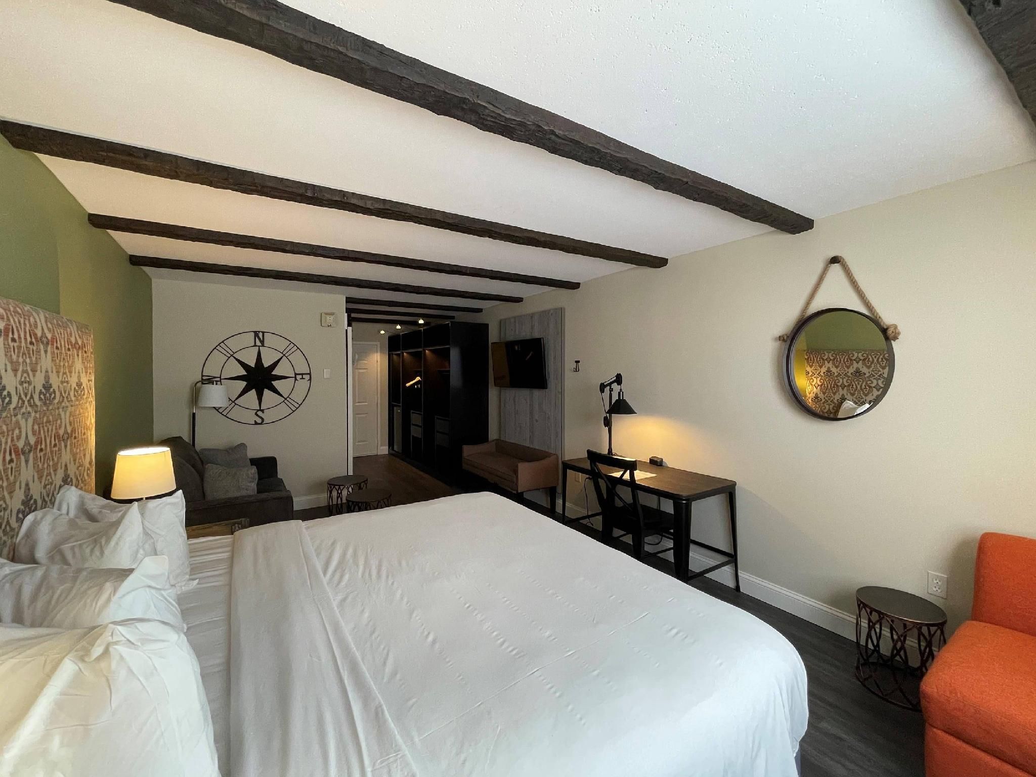 1 King Bed, Nonsmoking, Accessible