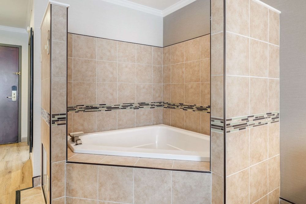 Best Western Liverpool-Syracuse Inn & Suites Standard Room, 1 King Bed, Non Smoking, Jetted Tub 4