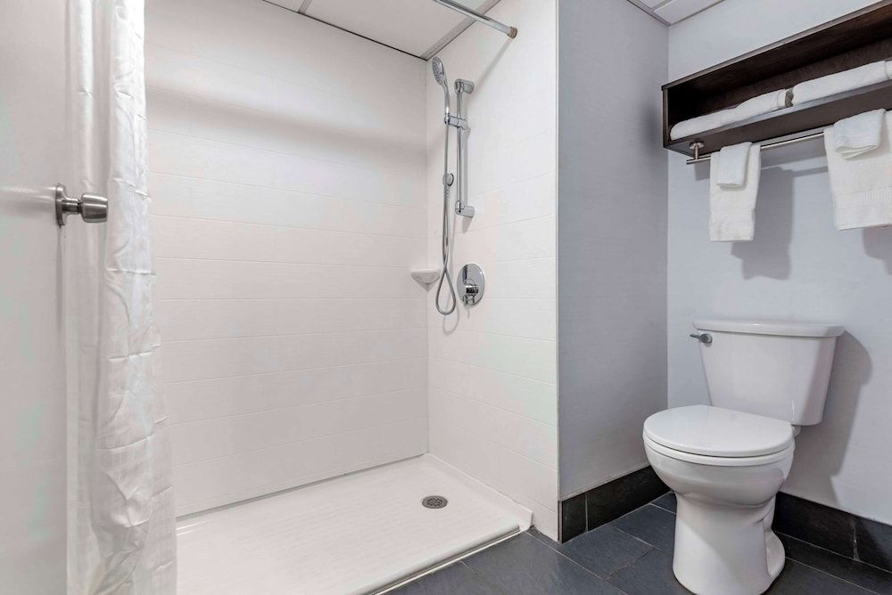 Comfort Inn & Suites Liverpool - Syracuse North Room, 1 King Bed, Accessible, Non Smoking 3