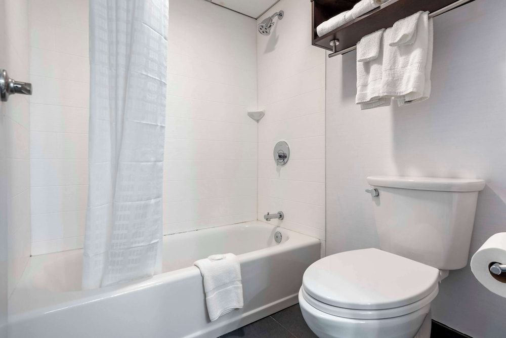 Comfort Inn & Suites Liverpool - Syracuse North Standard Room, 2 Queen Beds, Non Smoking 3