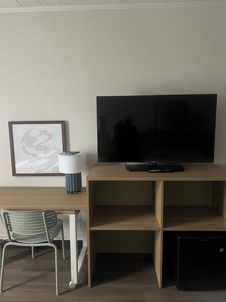 Lockport Hotel Standard Room, 1 King Bed 7