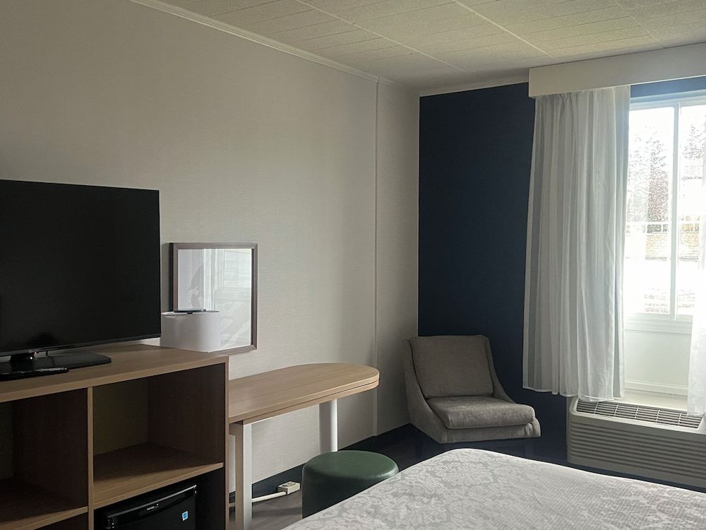 Lockport Hotel Standard Room, 1 King Bed 6