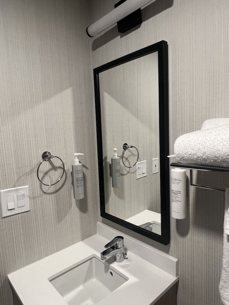 Lockport Hotel Standard Room, 1 King Bed 5