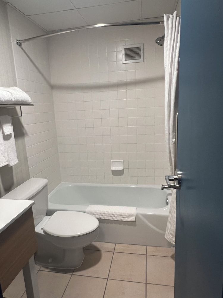 Lockport Hotel Standard Room, 1 King Bed 4