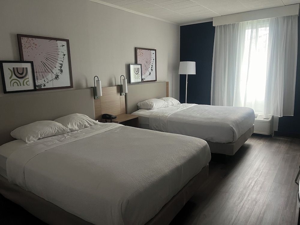 Lockport Hotel Standard Room, 2 Queen Beds 4