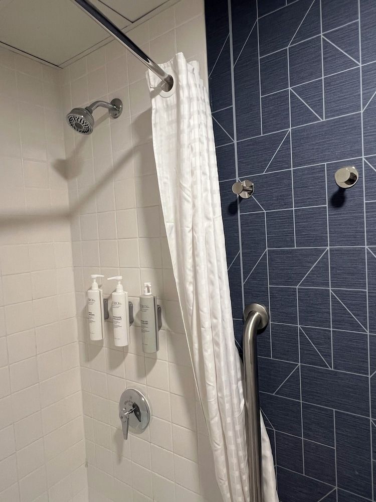 Lockport Hotel Standard Room, 1 King Bed 3