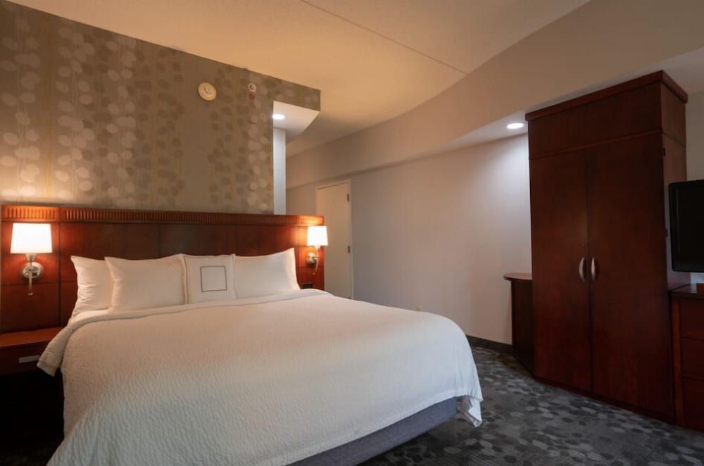 Room, 1 King Bed with Sofa bed, Non Smoking (Hearing Accessible)