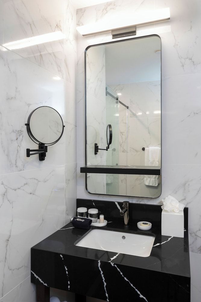 Broadway Plaza Hotel Deluxe Room, 2 Queen Beds 14