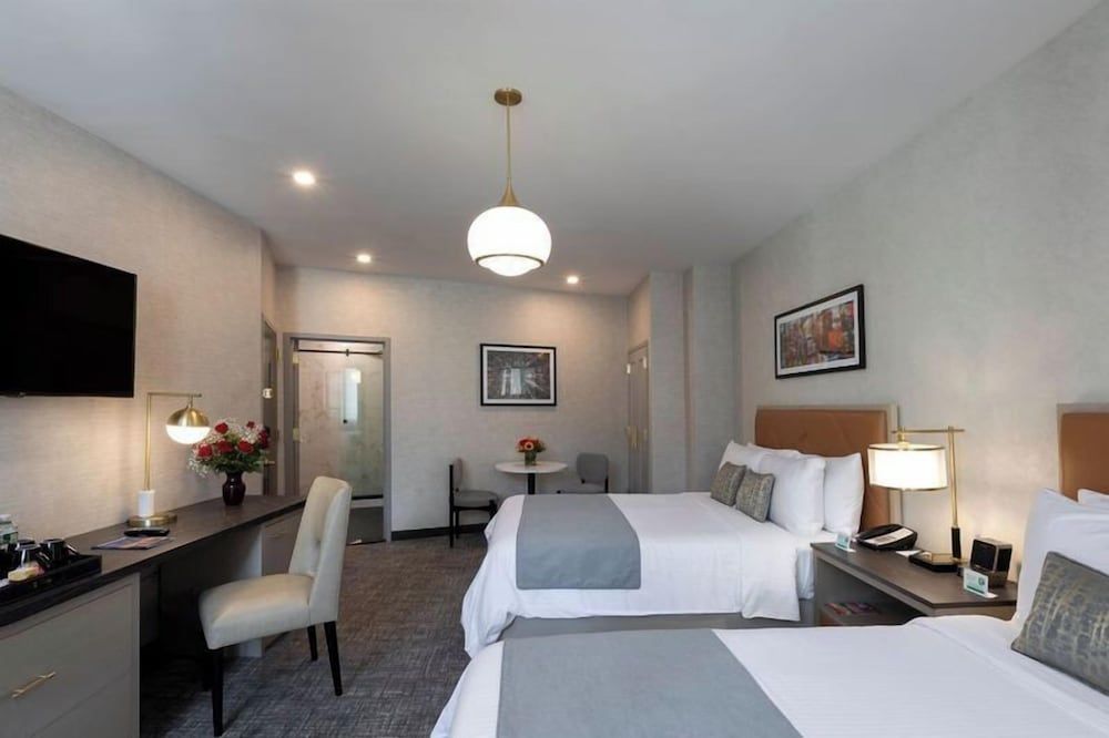 Broadway Plaza Hotel Deluxe Room, 2 Queen Beds 6