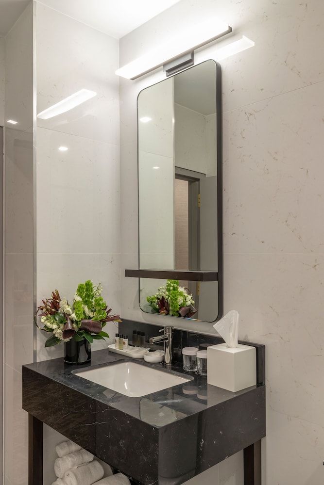 Broadway Plaza Hotel Deluxe Room, 2 Queen Beds 12