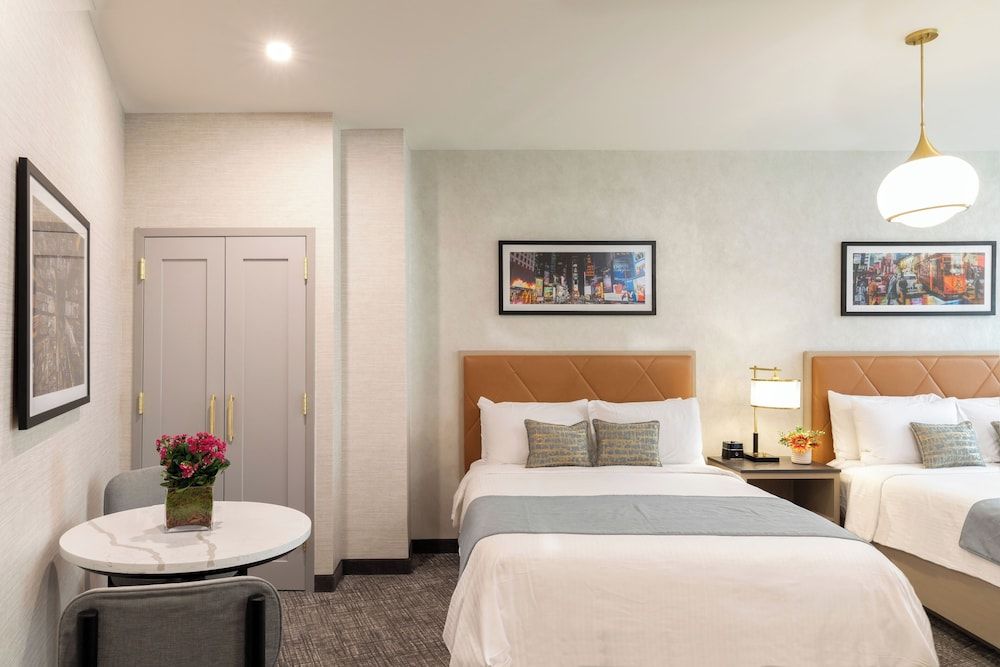 Broadway Plaza Hotel Deluxe Room, 2 Queen Beds 9