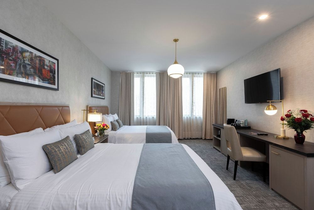 Broadway Plaza Hotel Deluxe Room, 2 Queen Beds 4