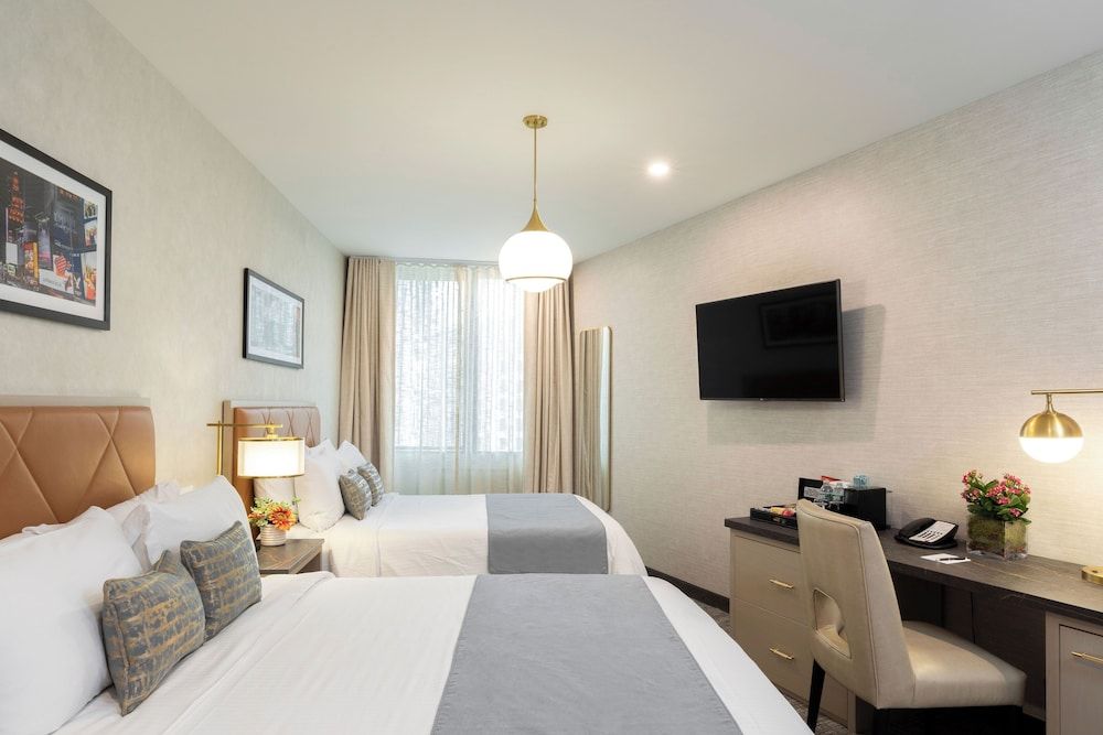 Broadway Plaza Hotel Deluxe Room, 2 Queen Beds 10