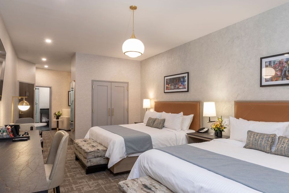Deluxe Junior Suite, 2 King Beds