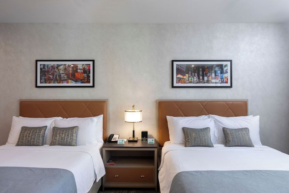 Broadway Plaza Hotel Deluxe Room, 2 Queen Beds 5