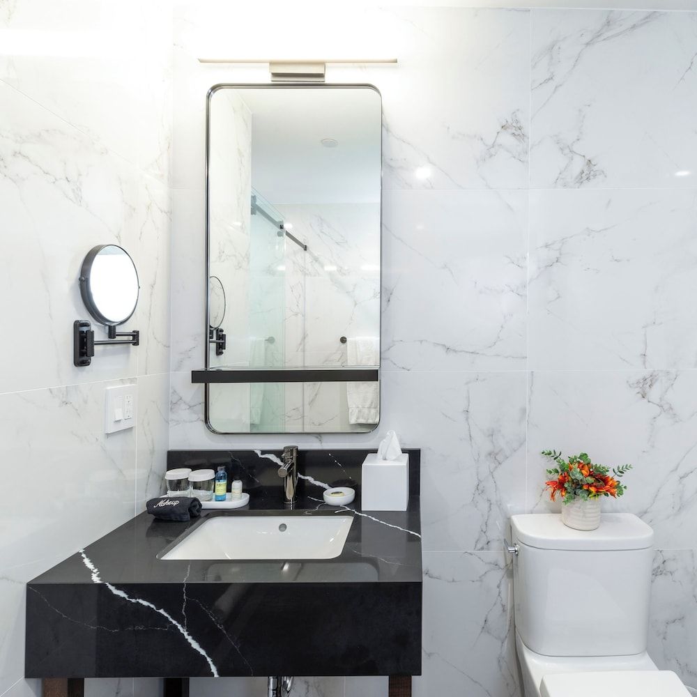 Broadway Plaza Hotel Deluxe Room, 2 Queen Beds 16