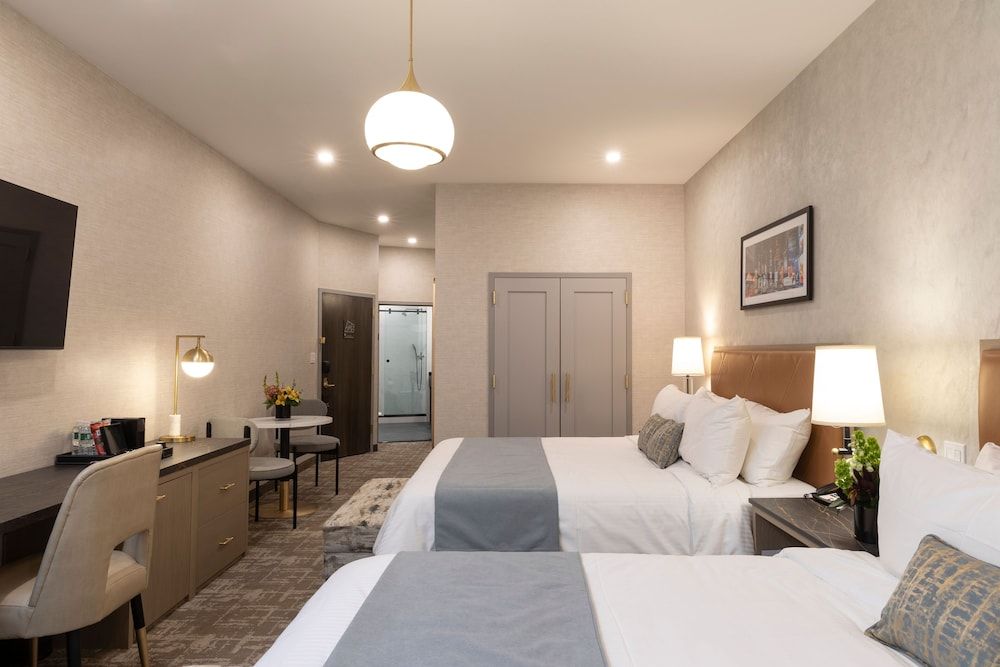 Deluxe Junior Suite, 2 King Beds