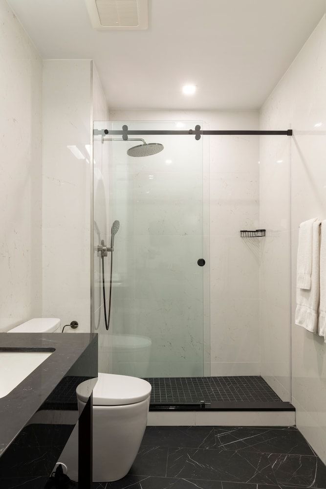 Broadway Plaza Hotel Deluxe Room, 2 Queen Beds 13